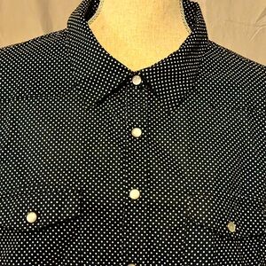 Forever 21 in 1X fitted top navy w/ white polka dots snaps but one needs fixed